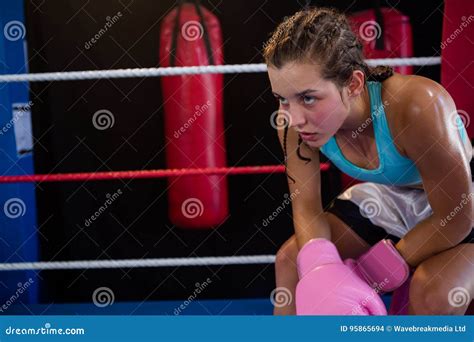 Boxeador Joven Cansado Que Se Sienta En La Esquina Foto De Archivo