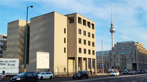 Mitte Archäologisches Haus am Petriplatz lässt seine Hüllen fallen