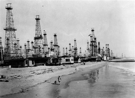 Los Angeles Oil Fields Boom: Pictures of Oil Derricks Loomed Over ...