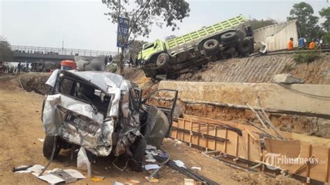 Foto Foto Kecelakaan Maut Di Km Tol Cipularang Mobil Hangus