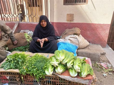 بائعة خضار بأسيوط زوجي مات من 30 سنة وبصرف على ابني المريض فيديو وصور