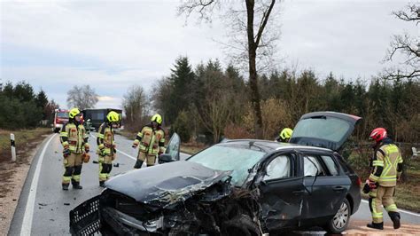 M Hldorf Unfall Auf Alter B Bei Hart Zwischen Auto Und Lkw