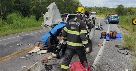 Trag Dia Na Go Acidente Entre Carreta E Caminhonete Deixa V Timas