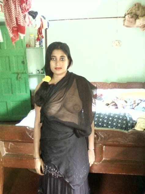 Desi Lady Showing Her Huge Titties In Her Transparent Saree Without Any