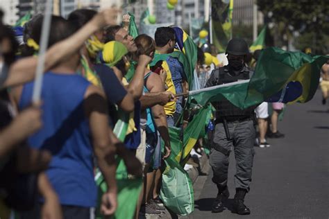 Brasil Simpatizantes De Bolsonaro Se Manifiestan Frente A La Sede Del