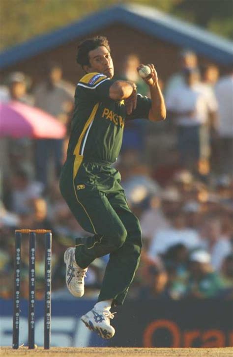 Wasim Akram bowls | ESPNcricinfo.com