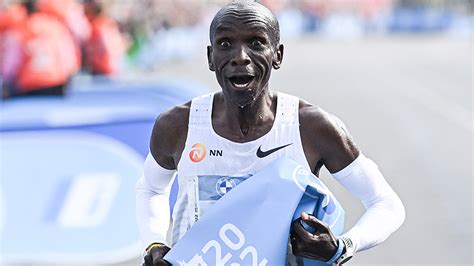 Keniano Eliud Kipchoge pulveriza otra vez el récord mundial del maratón