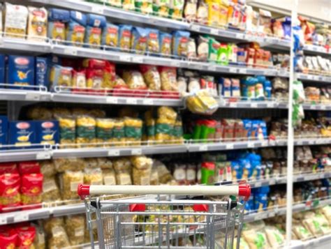 Premium Photo | Empty grocery cart in an empty supermarket