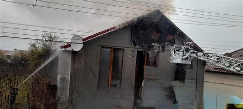 VIDEO O casă din comuna Pleșoiu a luat foc Incendiul a izbucnit din