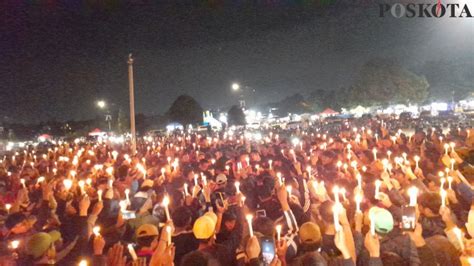 Gelar Penyalaan Lilin Di Stadion Pakansari Aliansi Supporter