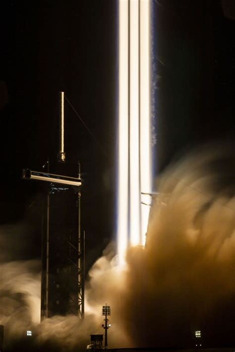 SpaceX Falcon Heavy lights up the sky in incredible launch photos | Space