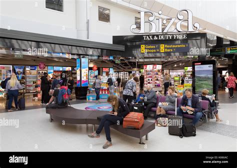 Manchester airport terminal 2 hi-res stock photography and images - Alamy