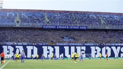 Dinamovi Navija I Ispred Stadiona Maksimir Uo I Utakmice Dinama I Aek A