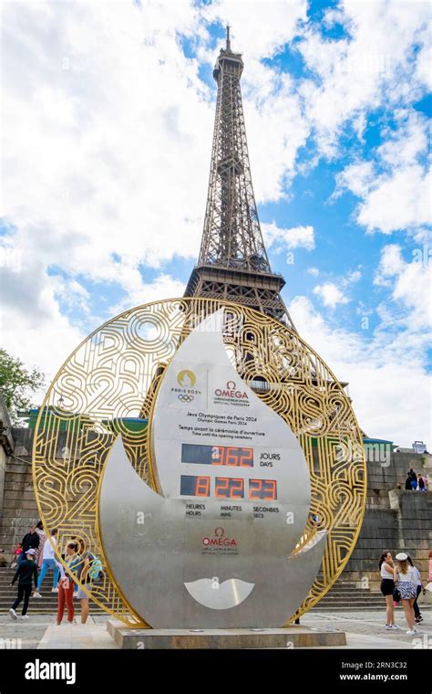 Francia París reloj gigante para la cuenta atrás para los Juegos