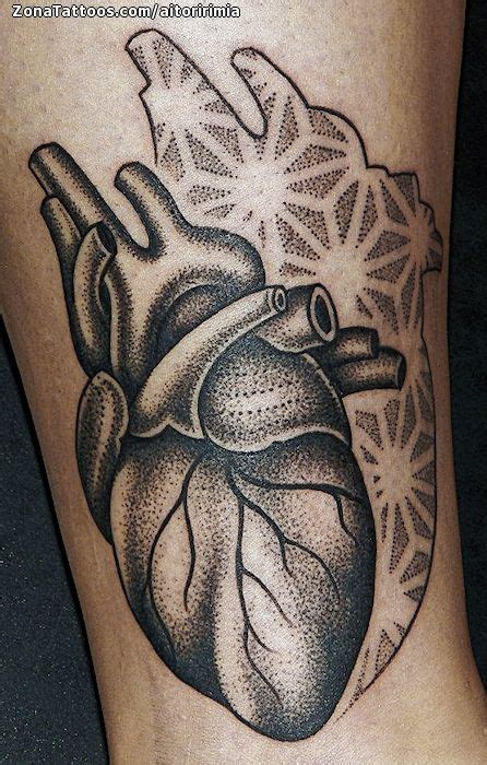 Tatuaje de Puntillismo Corazones Geométricos ZonaTattoos