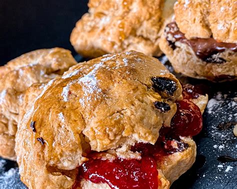 La Recette De Cyril Lignac Pour Cuisiner Des Scones Dor S Et Moelleux