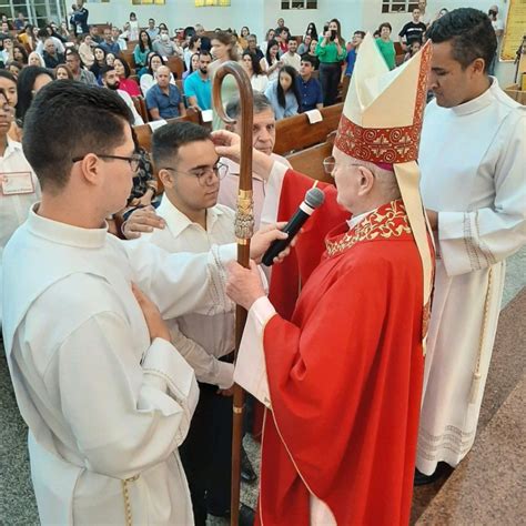 Jovens E Adultos Recebem O Sacramento Da Crisma Na Diocese De An Polis