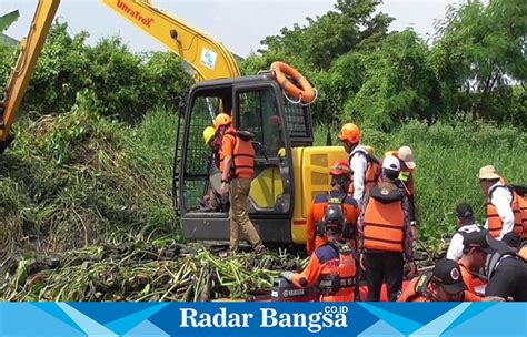 Operasi Normalisasi Sungai Buntung Solusi Banjir Di Sidoarjo Radar