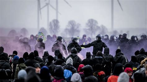 Proteste Violente Ntr Un Sat Abandonat Din Germania Zeci De