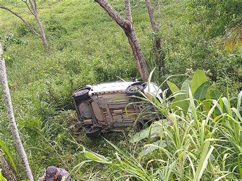 Quatro pessoas e um bebê ficam feridos após carro sair da pista e cair