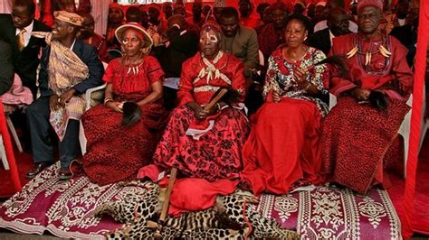 Membres De La Famille Royale T K Brazzaville Tenue Traditionnelle