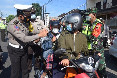 Operasi Zebra Agung Di Masa Pandemi Polisi Bagi Helm Hingga Sembako