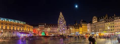 Árbol de Navidad con mercado de Navidad en Kleber Square en Estrasburgo