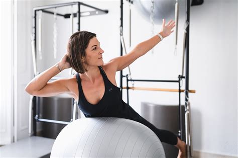 Pilates Con Fitball Conoce Sus Beneficios Pilates Training Studio