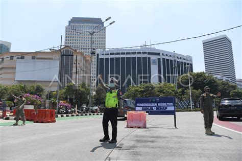 PEMBATASAN MOBILITAS DENGAN ATURAN GANJIL GENAP ANTARA Foto