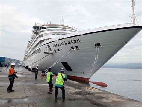 Kapal Pesiar Seabourn Sojourn Singgahi Ambon Bawa Ratusan Wisatawan