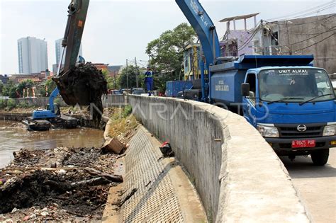 Normalisasi Kali Ciliwung Untuk Antisipasi Banjir Antara Foto