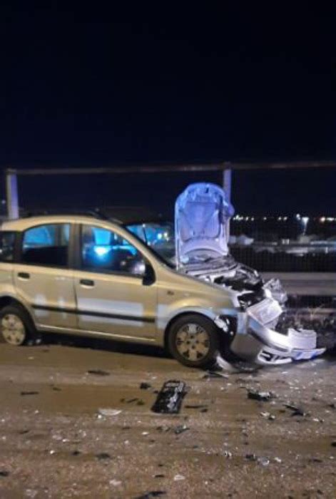 Scontro Tra Auto Nel Nord Barese Quattro Feriti Primopiano Ansa It