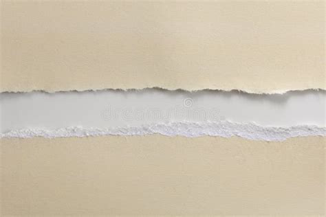 Papel De Papel Ou Rasgado Rasgado Branco Ao Meio No Fundo De Madeira