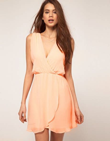 Kleid apricot Stil und Schönheit