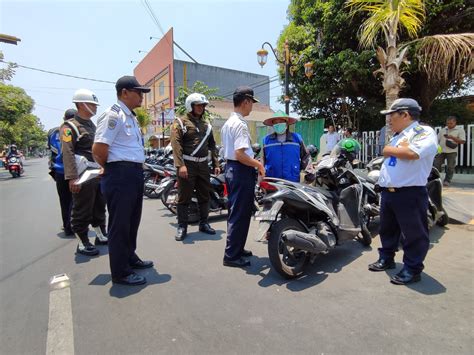 Beri Pengarahan Jukir Dishub Imbau Agar Penataan Parkir Tepi Jalan