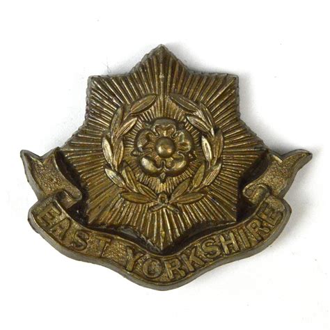 East Yorkshire Regiment Plastic Cap Badge Jeremy Tenniswood Militaria