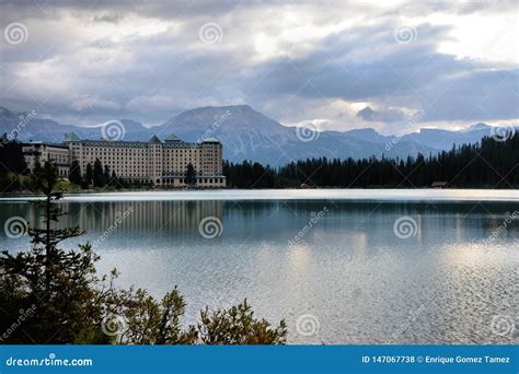 Fairmont Hotel at Lake Louise Editorial Stock Photo - Image of ...