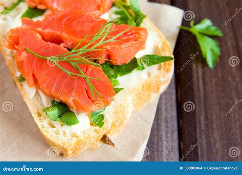 Bocadillo Con Los Salmones Del Humo Foto De Archivo Imagen De Verde