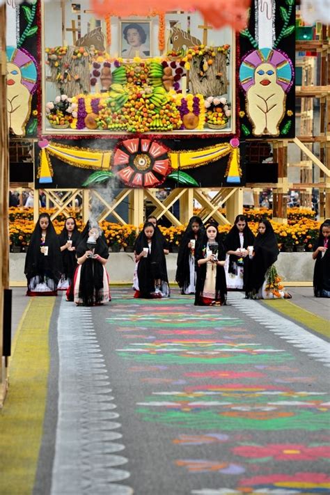 Sheinbaum Y AMLO Hacen Recorrido Inaugural De Ofrenda Monumental En El