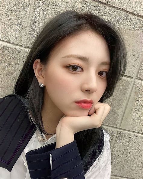 Itzy Yuna Fanpage🖤 On Instagram “korea Dispatch X Itzy It S Almost Vacation🤍🥳 Is There Anyone