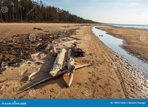 Plage Vide Isol E De Mer Avec Le Sable Blanc Les Grandes Roches Et Les