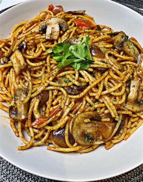 Spaghetti Aglio E Olio With Spicy Mushrooms Voach Healthy Vegan