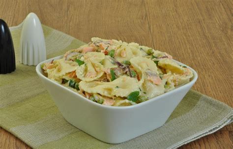 Salada De Macarr O Ervilhas E Salm O Alto Astral