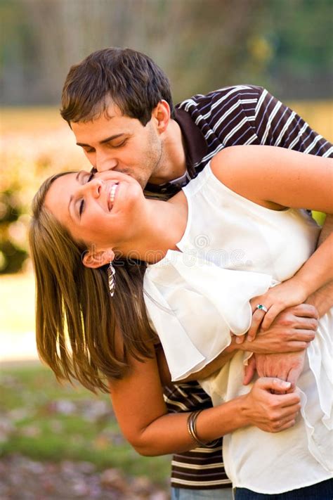 Les Jeunes Couples Dans L Amour Se Reposent Nu Pieds Sur Le Dock Image