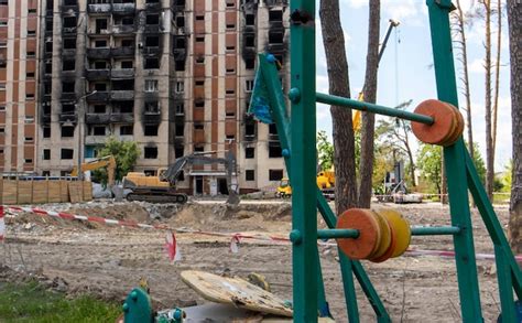 Guerra na ucrânia playground destruído no centro da cidade as ruínas de