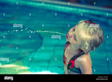 Blondes Mädchen Im Badeanzug Spucken Wasser Im Schwimmbad