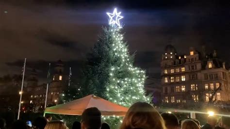 Christmas tree fail: UK Parliament tree only lights up halfway