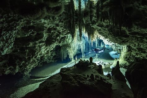 Fotógrafo revela aguas cristalinas de cuevas submarinas en México