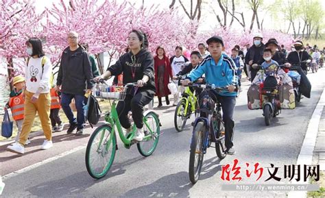 青春出列 倡导低碳 临报团青组织开展绿色低碳骑行活动