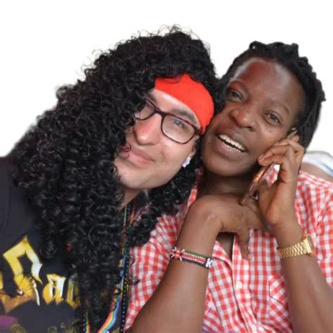 Latina Transen Bonnie mit dicken Titten pinkelt auf ihren Körper xHamster